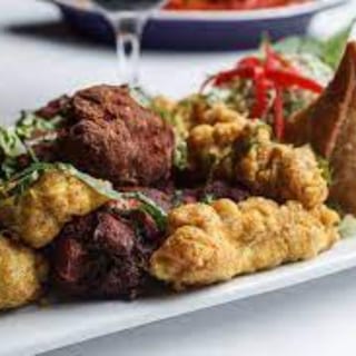 Special Appetizer Platter- Meat samosa (2) veg samosa (2) chicken pakora (6) 