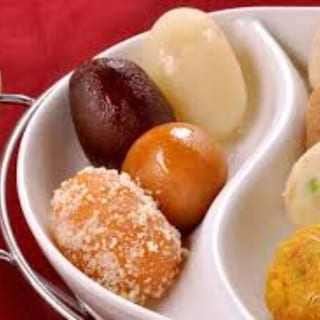 Desserts Sampler - Gulab Jamoon(3),Cashew burfi(3), Pista burfi(3)