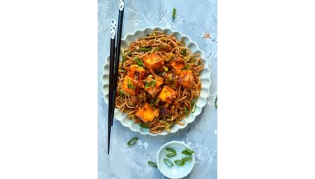 Hakka Noodles Chilli Paneer - Non Vegan