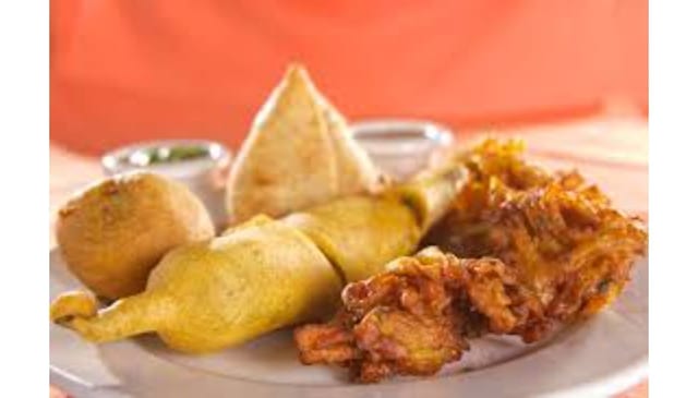 Veg Appetizer Platter -Veg samosa (2) Veg pakora (6) Dal vada (2)