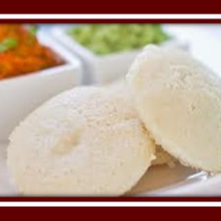 Idli (4) with Chicken Curry (Halal) – Non vegan